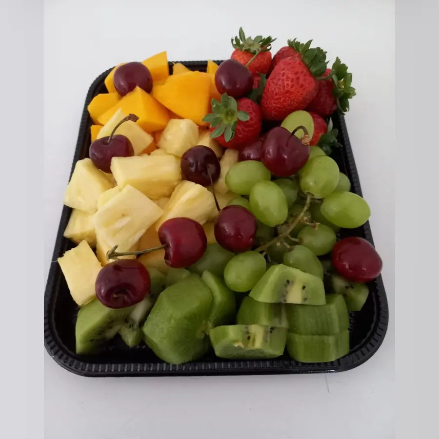 Bandeja com frutas frescas picadas