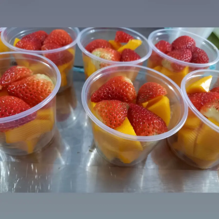 Copos de frutas picadas