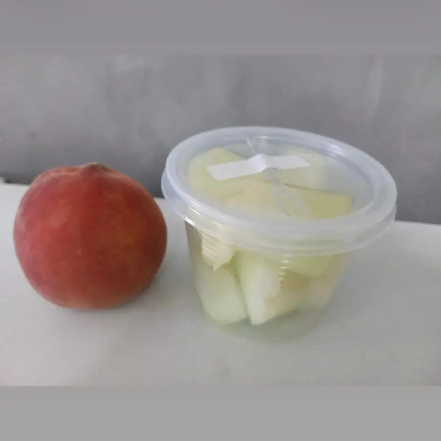 Kit com fruta picada e fruta inteira