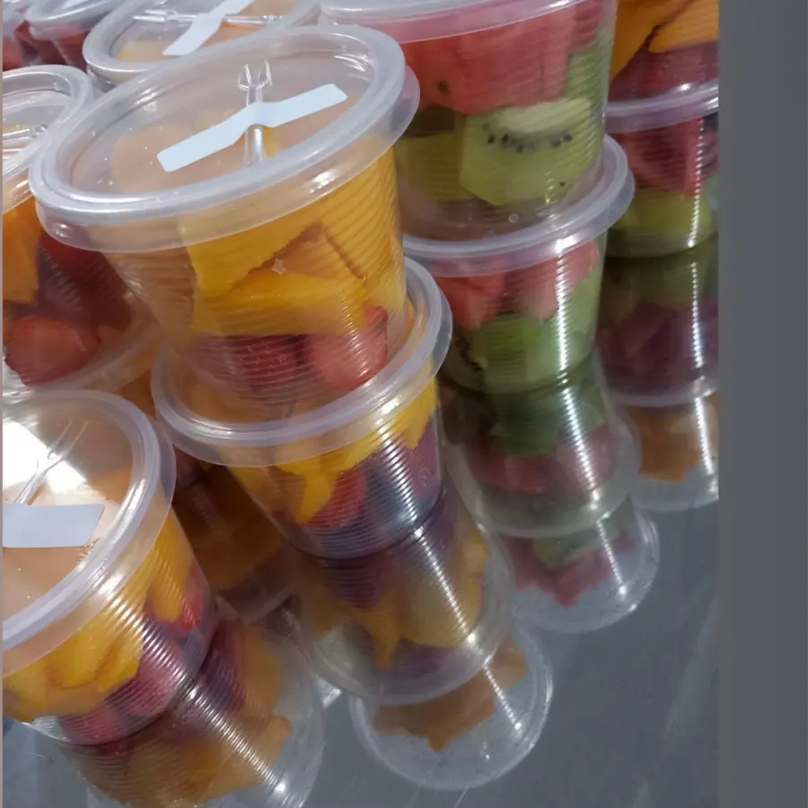 Copos com duas frutas picadas
